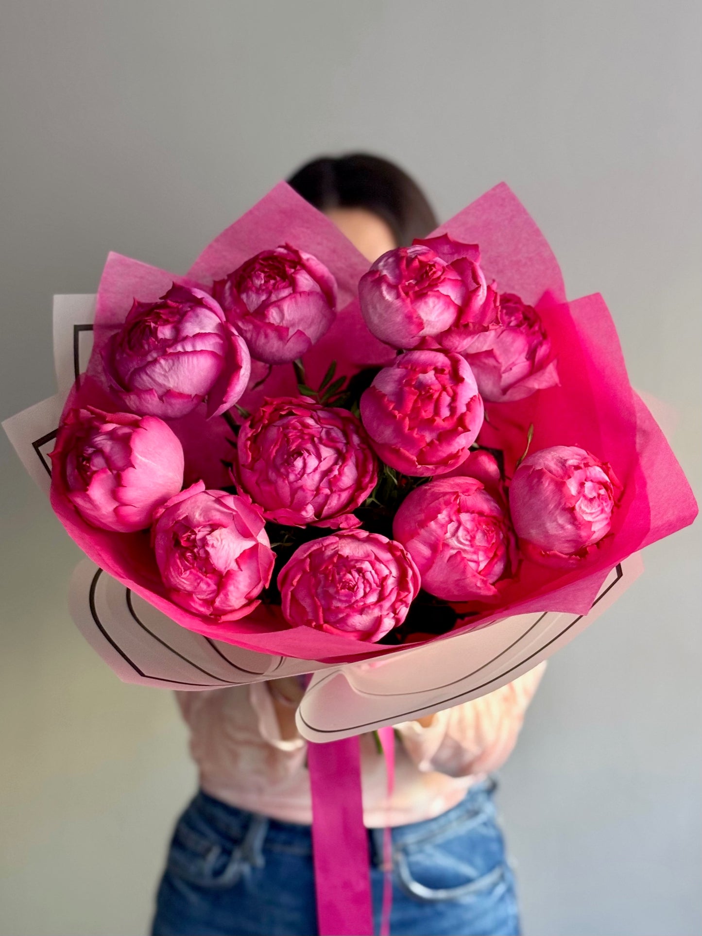 Buchet cu trandafiri de grădină parfumați fucsia