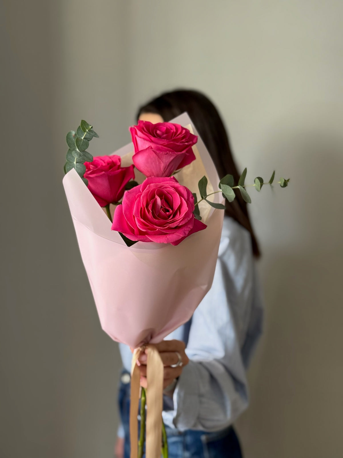 Buchet cu 3 trandafiri fucsia și eucalipt Cu ambalaj