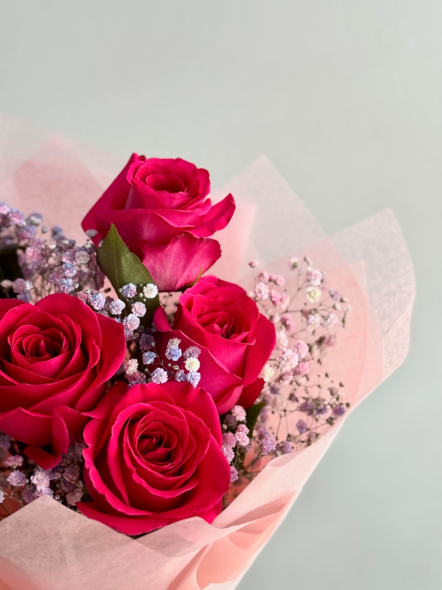 Buchet modern cu trandafiri clasici fuchsia în stil Roses & More