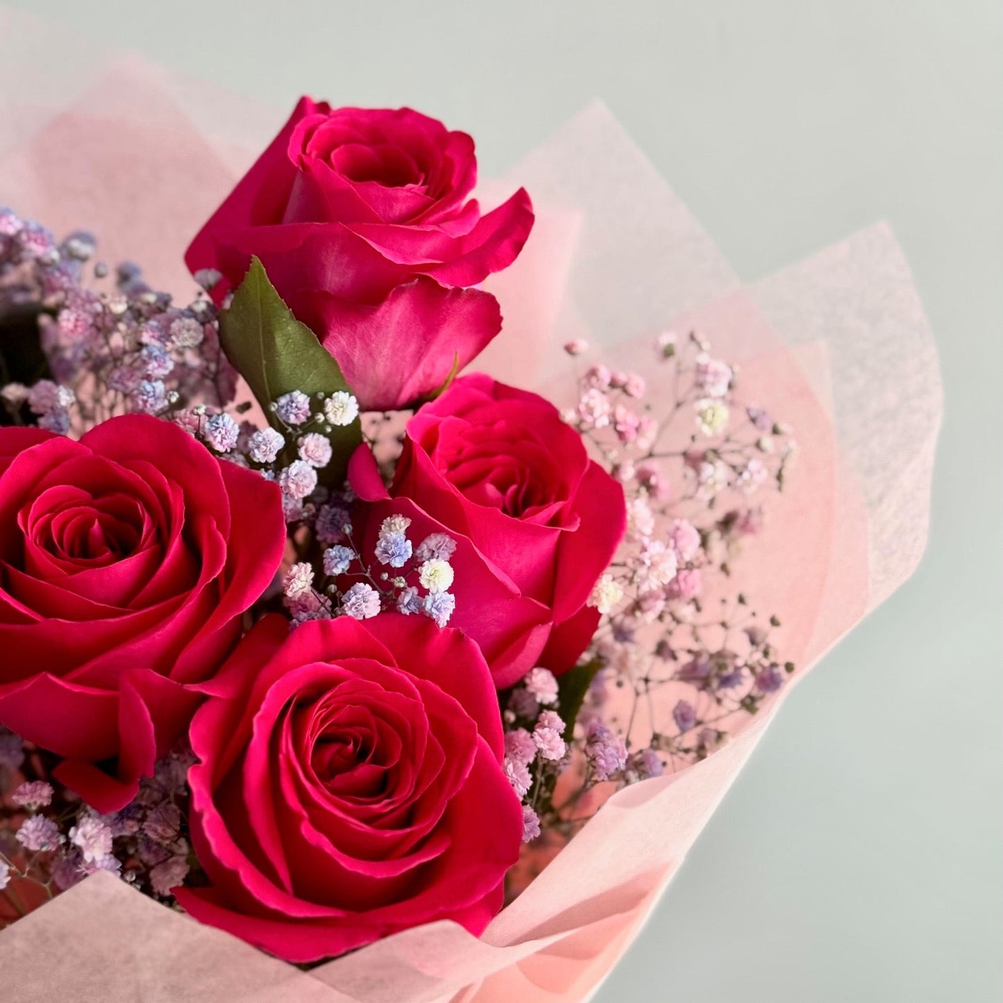 Buchet modern cu trandafiri clasici fuchsia în stil Roses & More