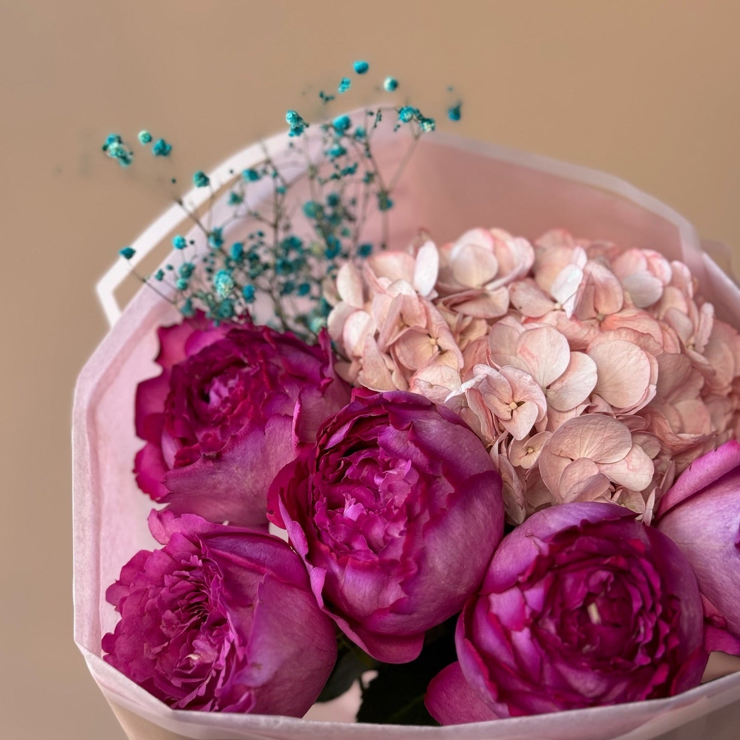 Detaliu buchet Heat Waves – flori extrem de parfumate și textură luxuriantă, Roses & More