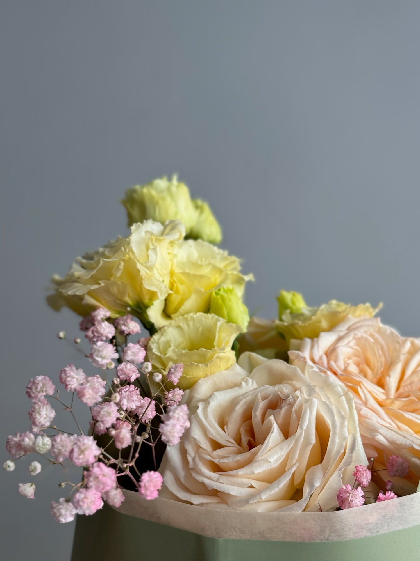 Detaliu buchet Natural Beauty – flori parfumate și texturi fine, Roses & More