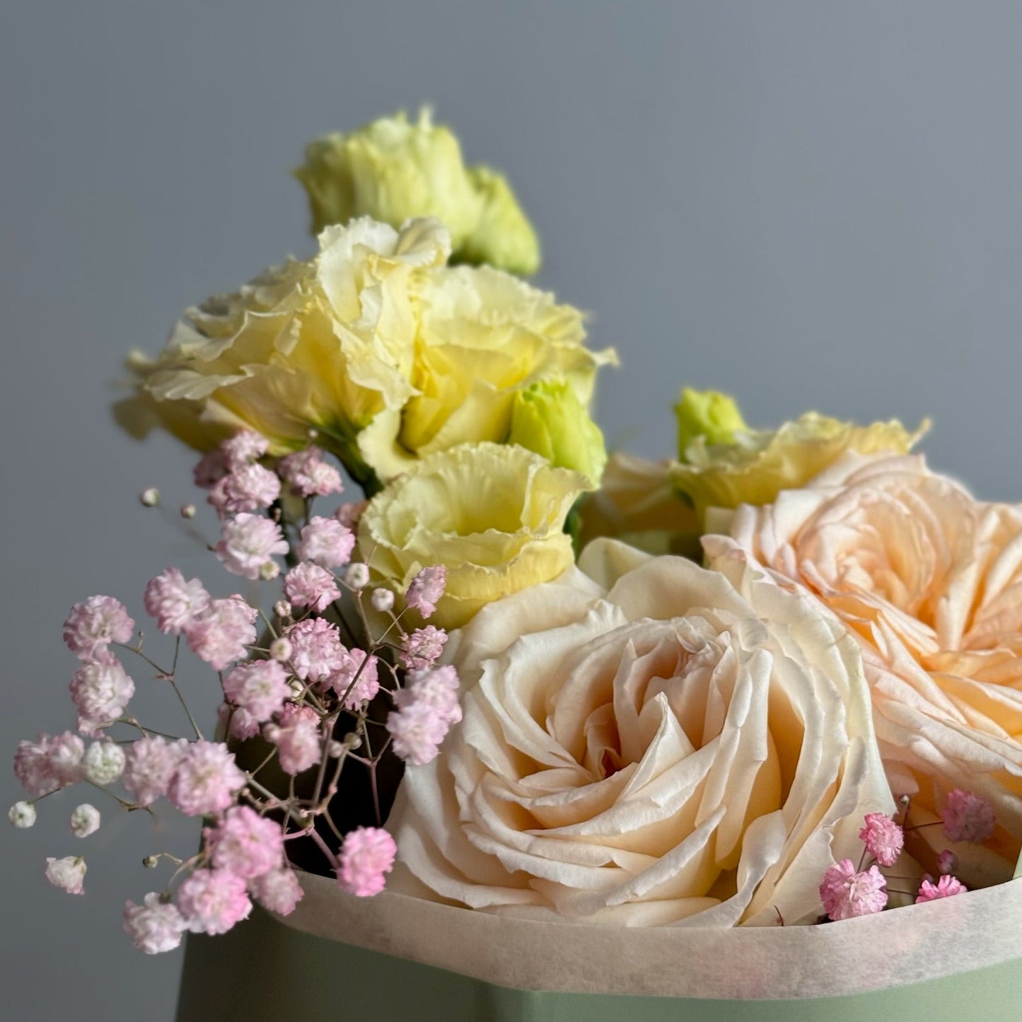 Detaliu buchet Natural Beauty – flori parfumate și texturi fine, Roses & More