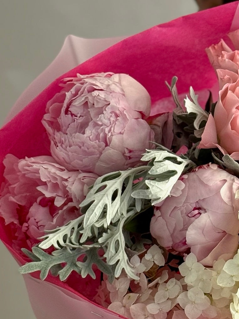 Buchet de flori cu bujori și hortensie