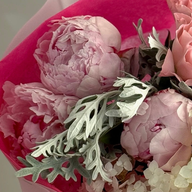 Buchet de flori cu bujori și hortensie