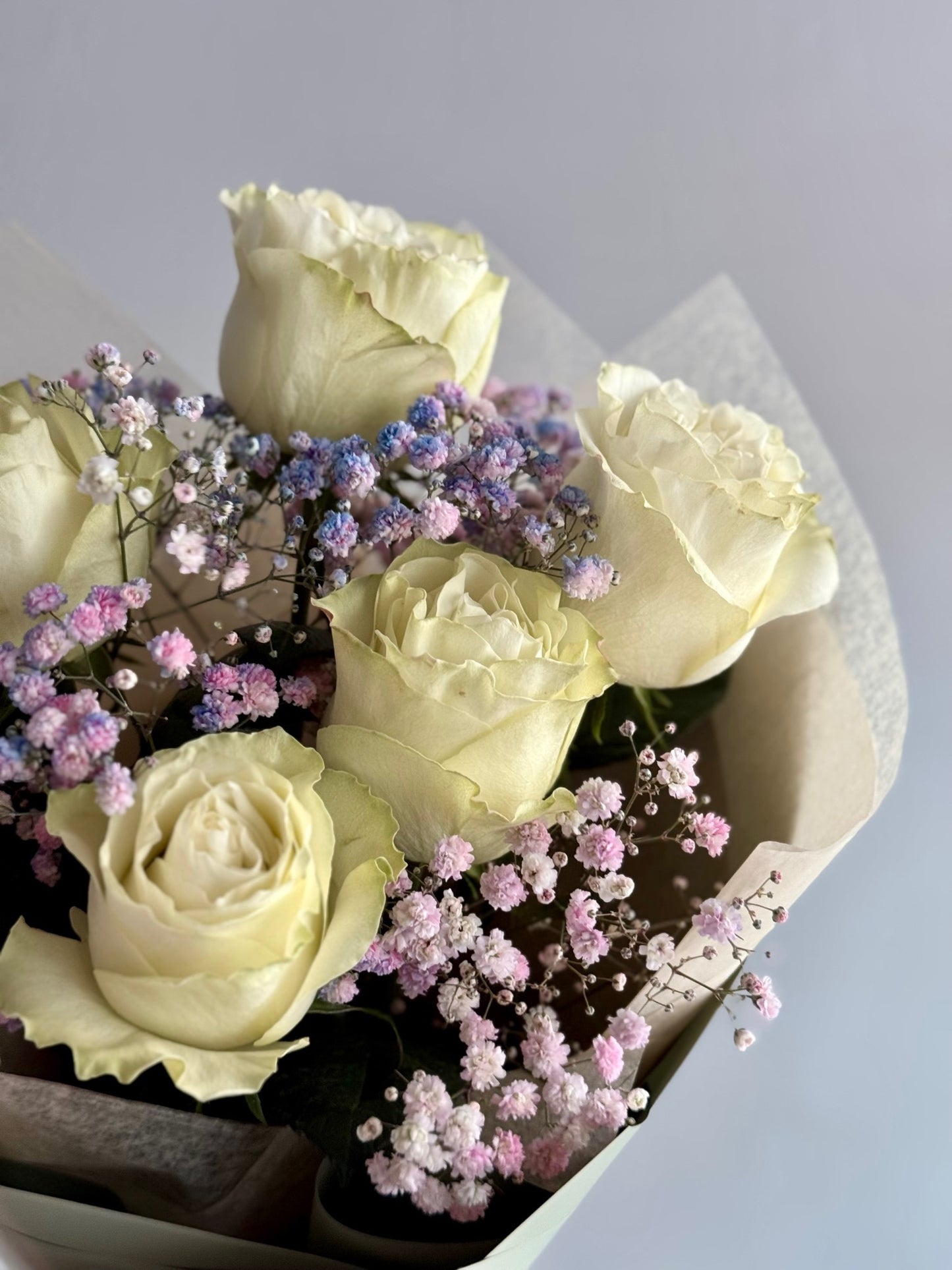 Trandafiri albi și accente fine de gypsophila – detaliu R&M White, Roses &
More