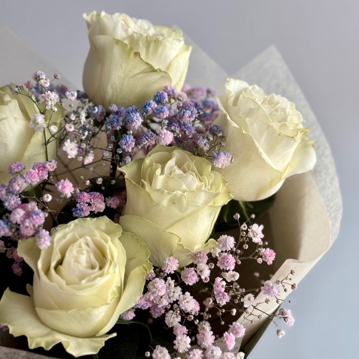 Trandafiri albi și accente fine de gypsophila – detaliu R&M White, Roses &
More