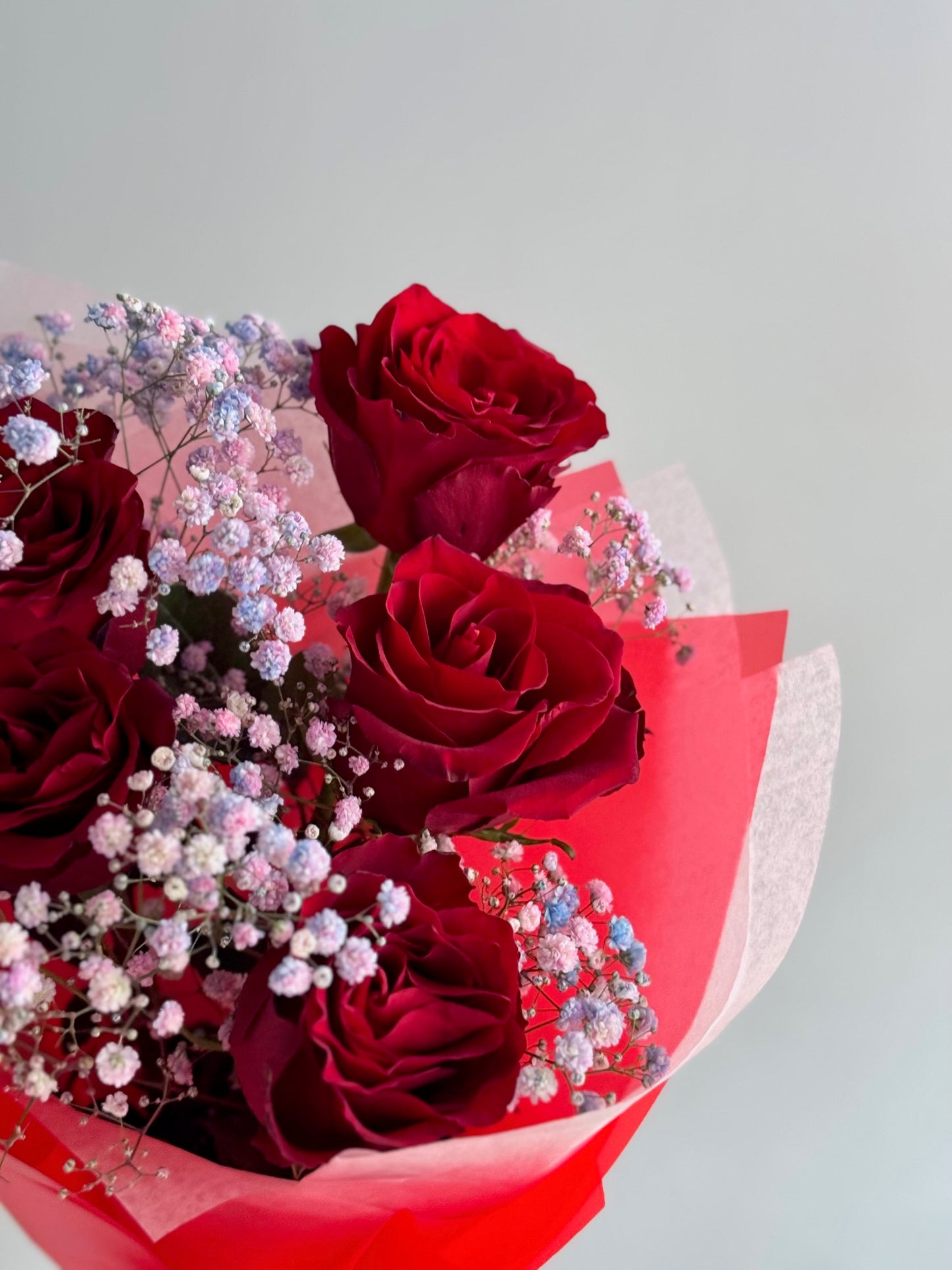 Buchet clasic reinterpretat – trandafiri roșii și gypsophila colorată, Roses & More