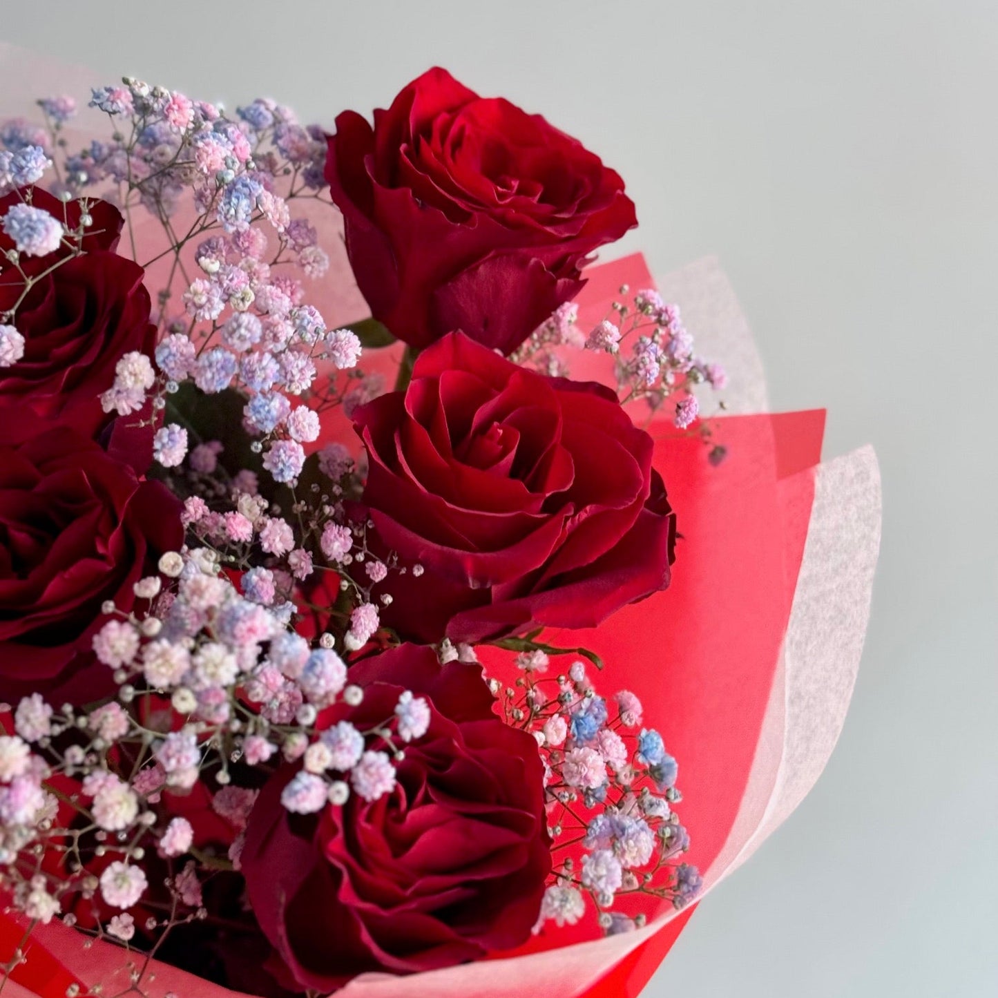 Buchet clasic reinterpretat – trandafiri roșii și gypsophila colorată, Roses & More