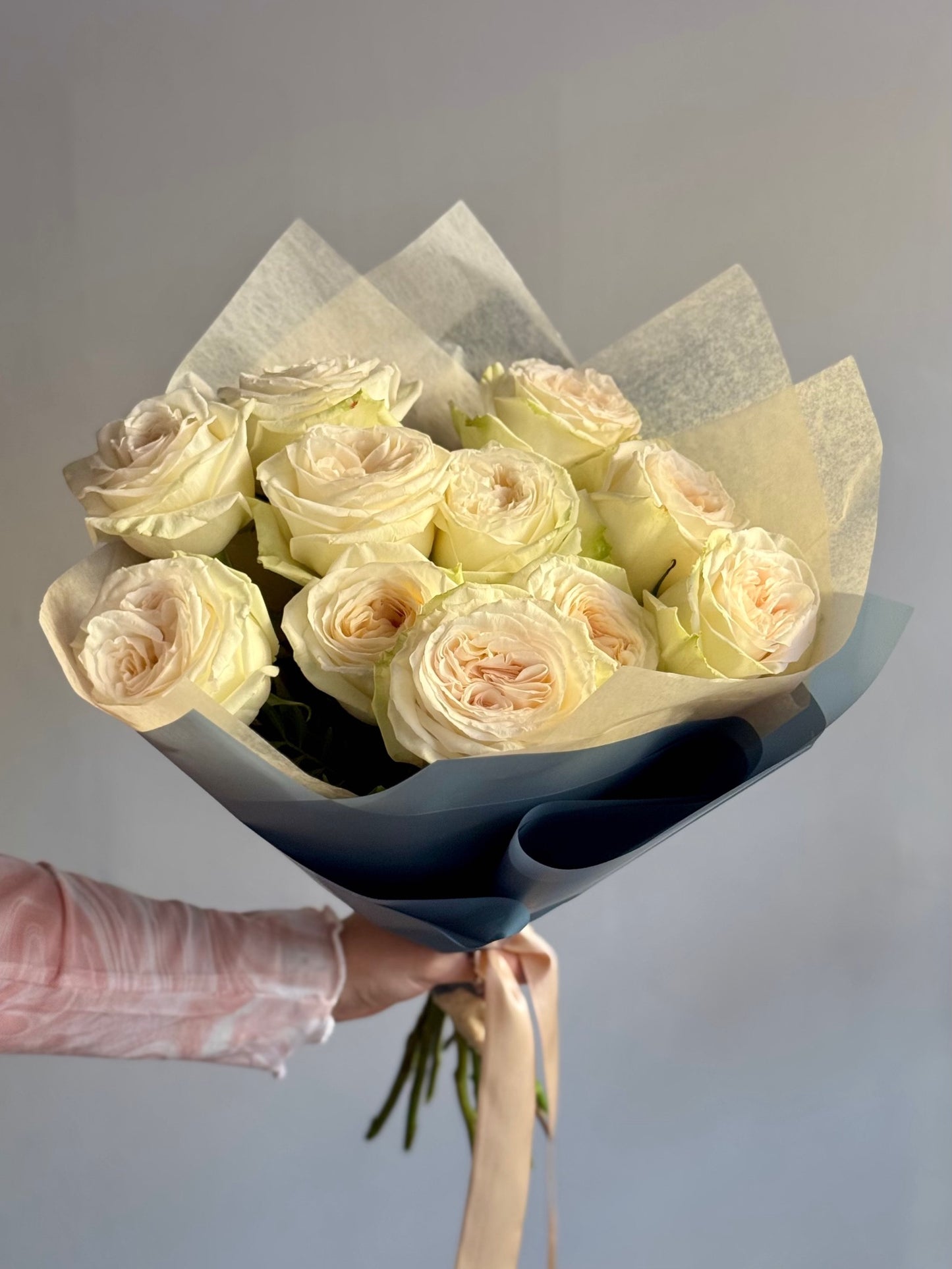 Buchet de flori cu trandafiri parfumați albi