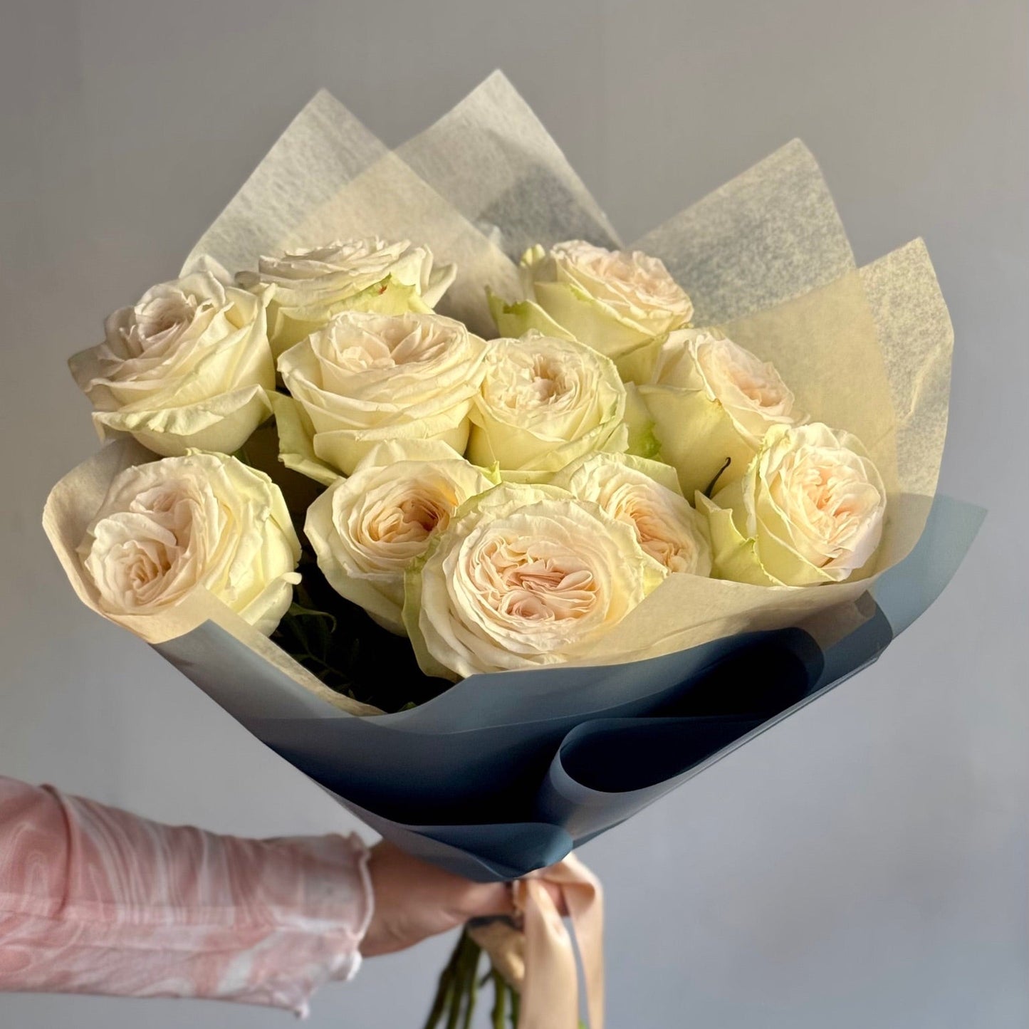 Buchet de flori cu trandafiri parfumați albi