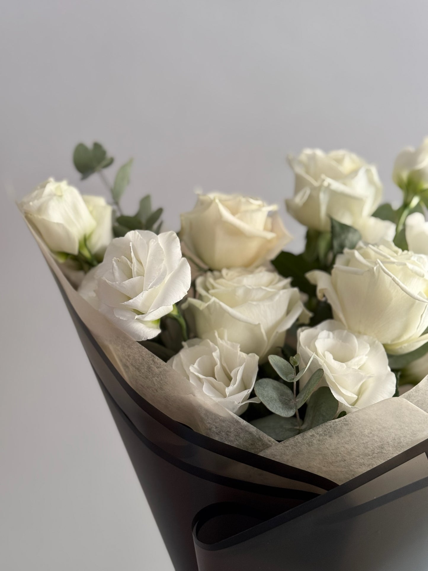 Buchet elegant funerar cu lisianthus alb