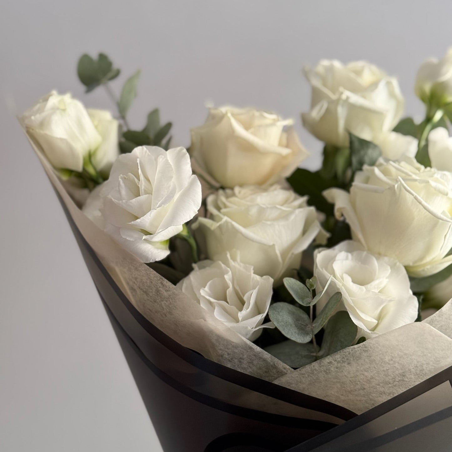 Buchet elegant funerar cu lisianthus alb