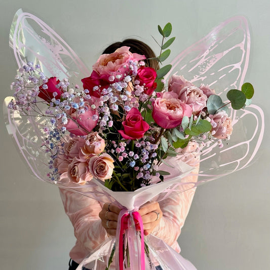 Buchet în formă de fluture cu trandafiri cu eucalipt