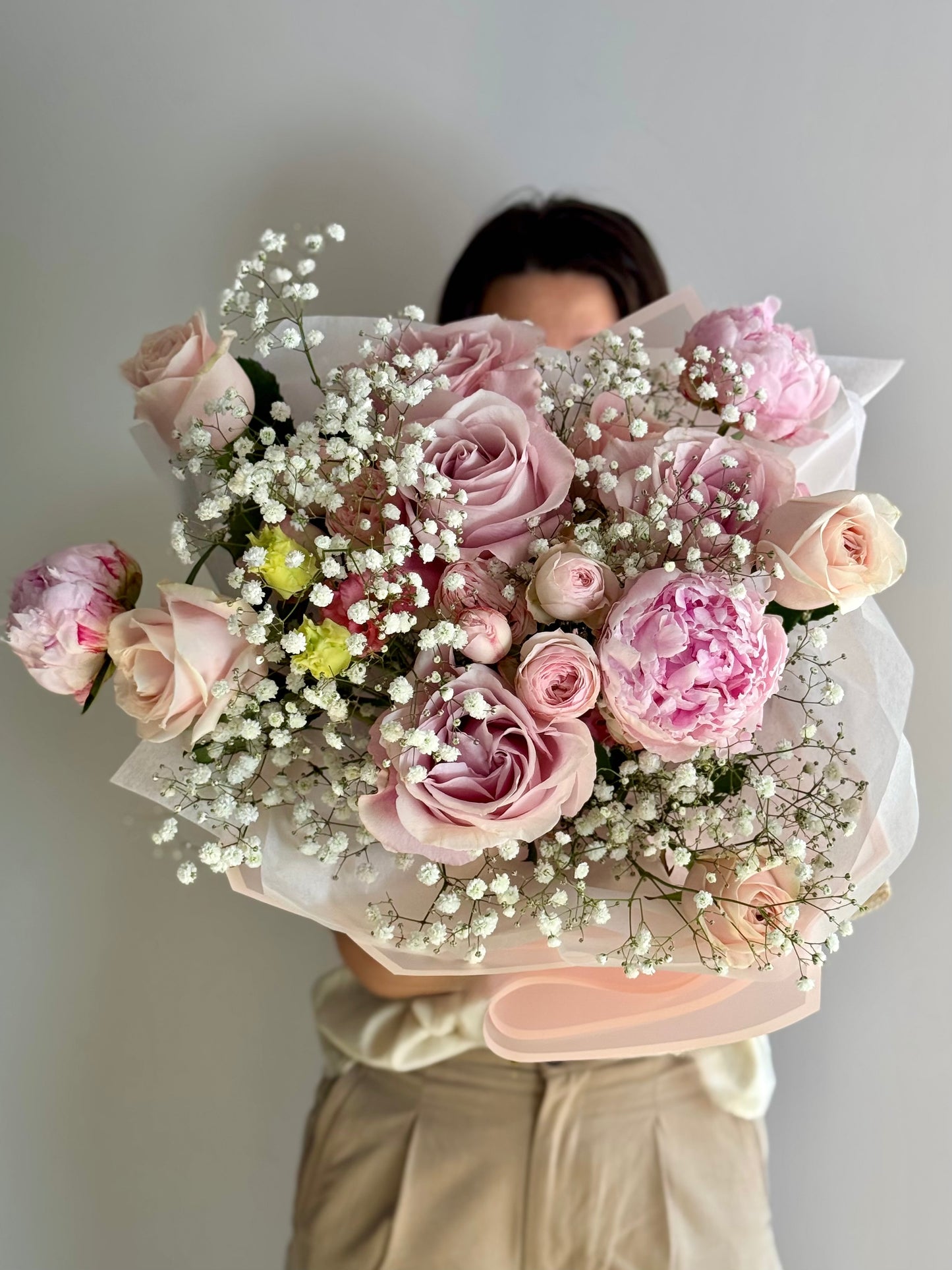 Buchet de flori cu trandafiri și lisianthus - Roses & More