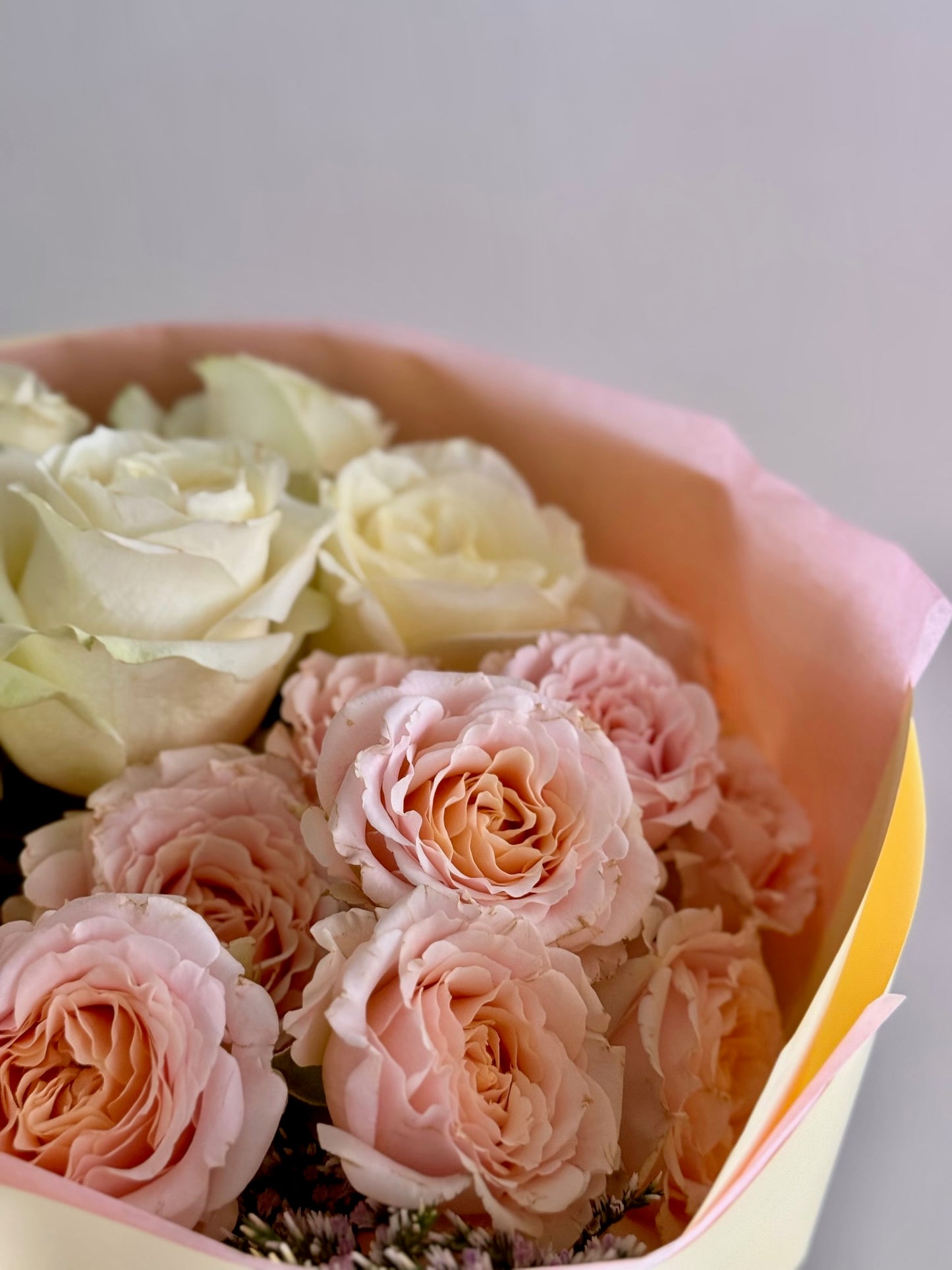 Buchet pastel cu trandafiri - Roses & More