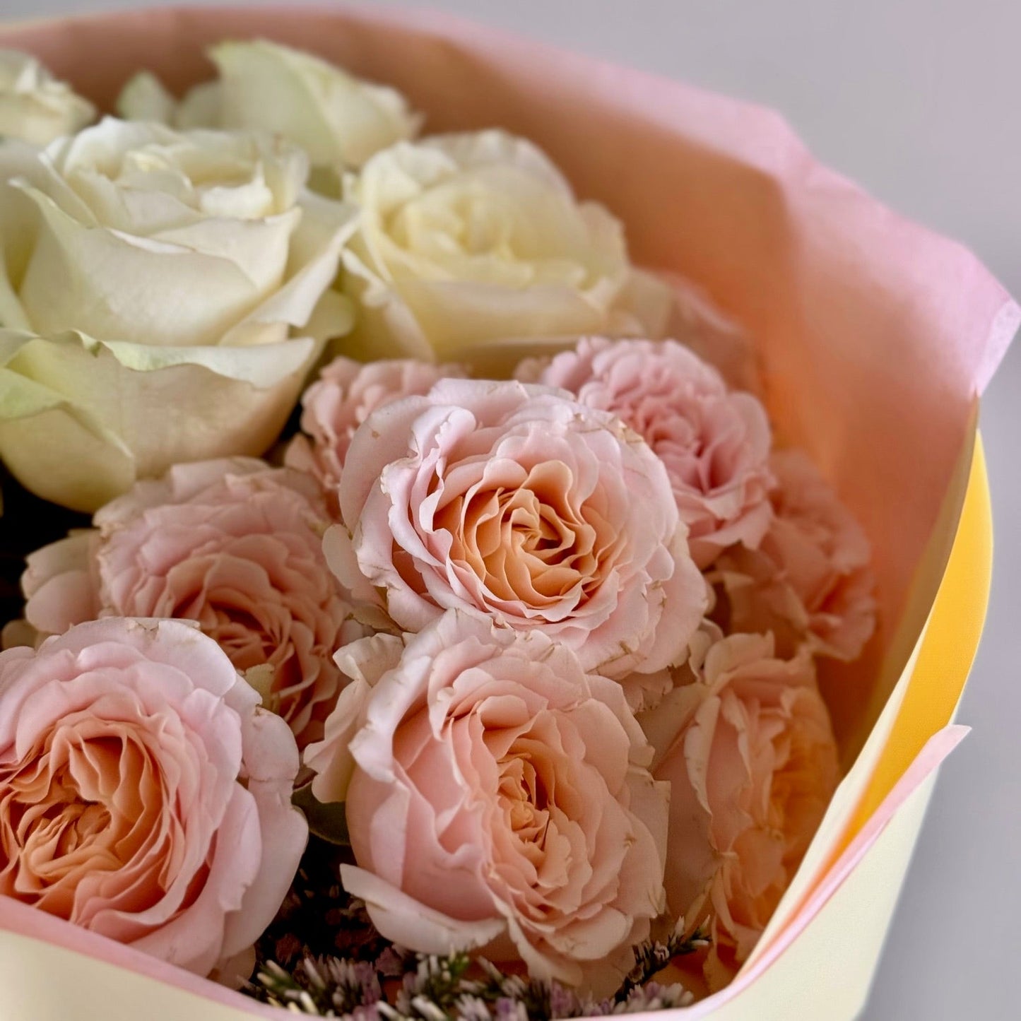 Buchet pastel cu trandafiri - Roses & More