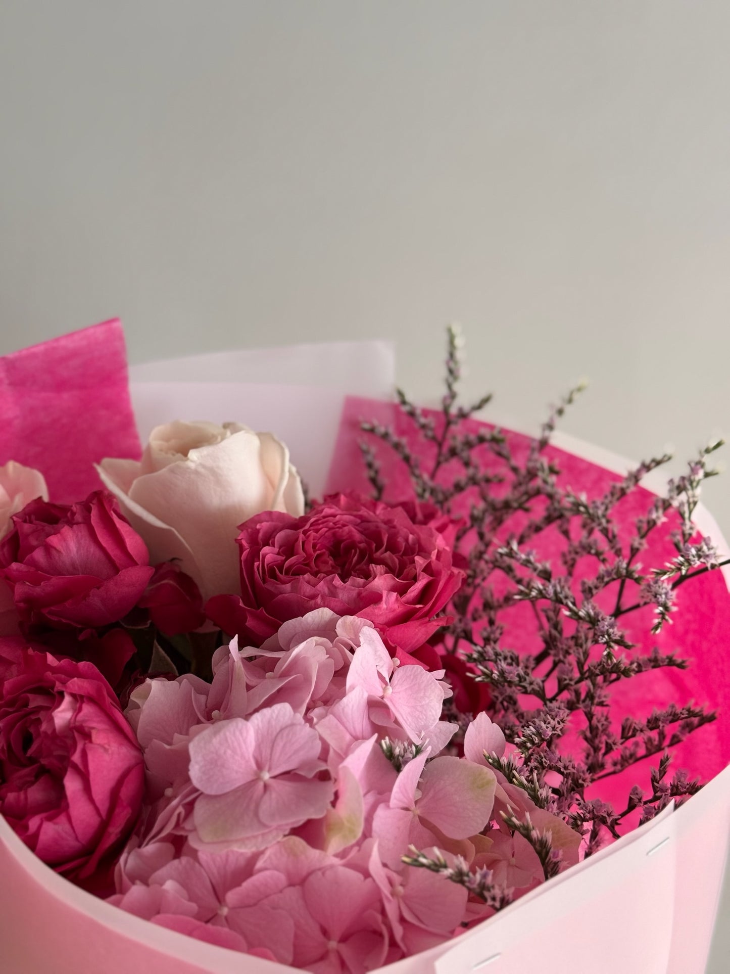 Buchet fucsia cu trandafiri - Roses & More
