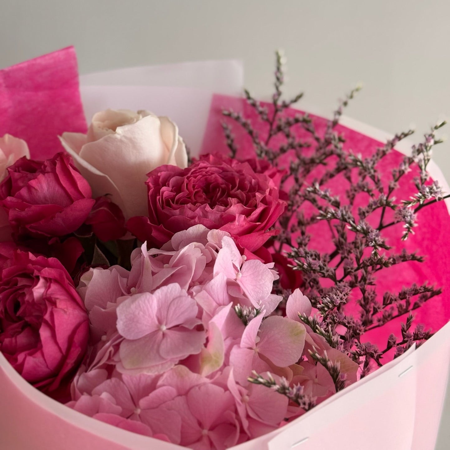 Buchet fucsia cu trandafiri - Roses & More