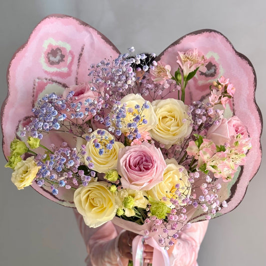 Buchet în formă de fluture cu trandafiri