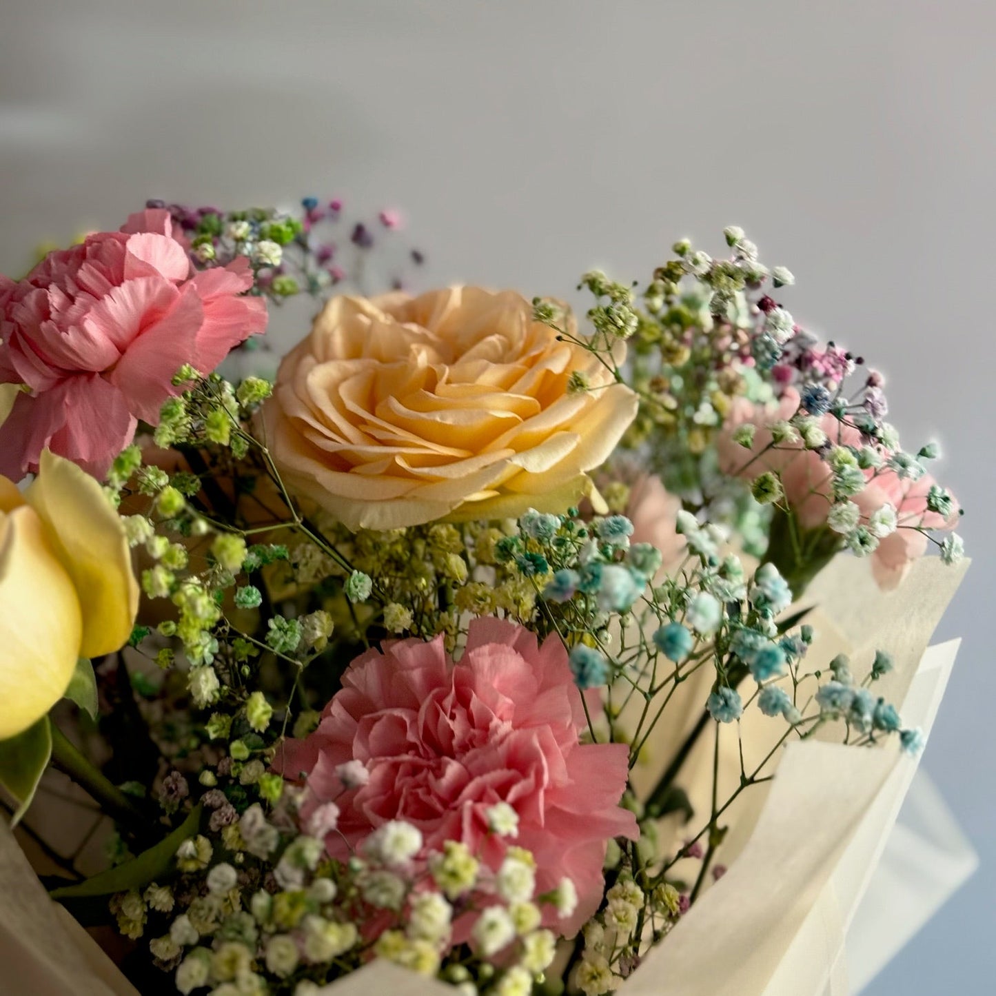 Detaliu buchet Happiness – flori parfumate în nuanțe vibrante și pasteluri jucăușe, Roses & More