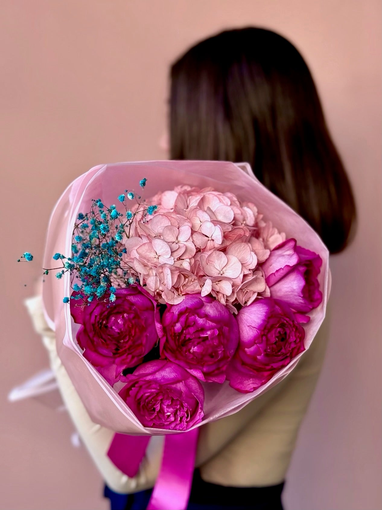 Buchet Heat Waves cu trandafiri Yves Piaget roz intens și hortensie de vară, Roses & More