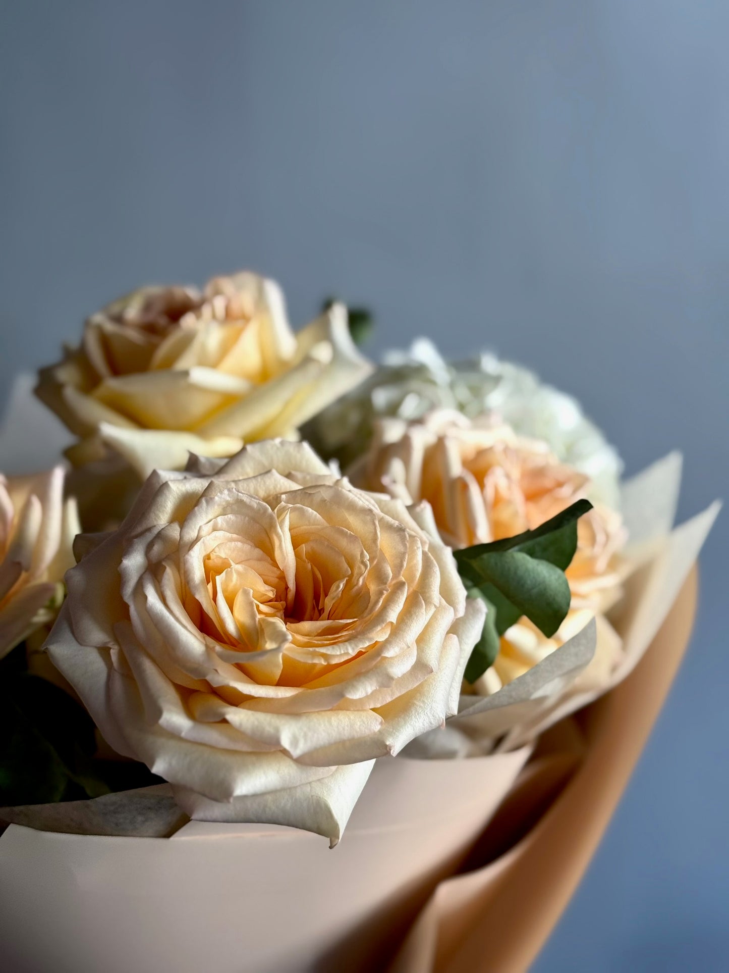 Detaliu buchet Milky Jade – flori pastelate și accente botanice elegante, Roses & More