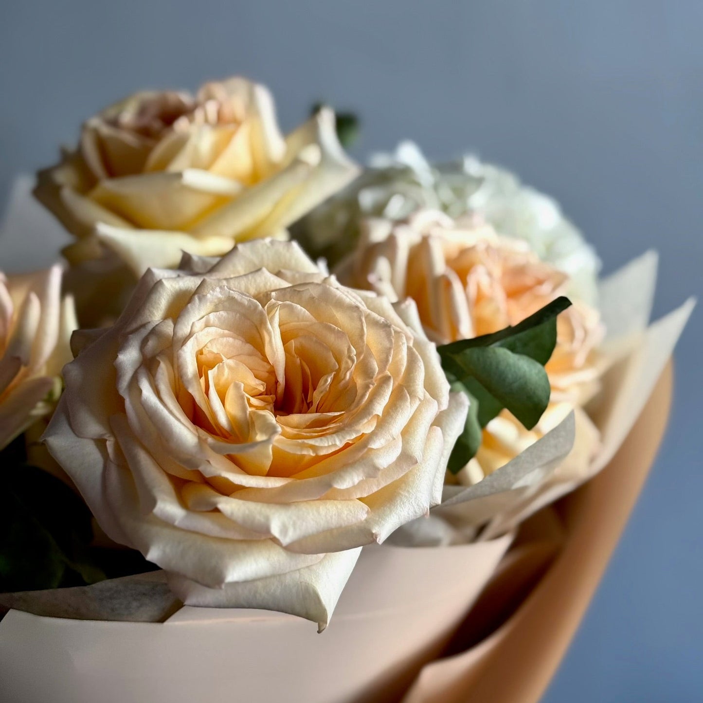 Detaliu buchet Milky Jade – flori pastelate și accente botanice elegante, Roses & More