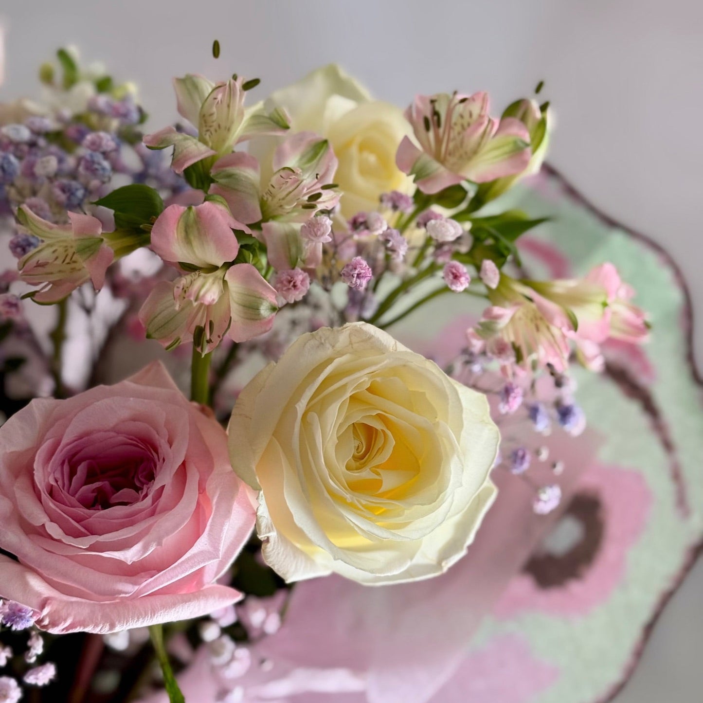 Buchet cu alstroemeria și trandafiri parfumati