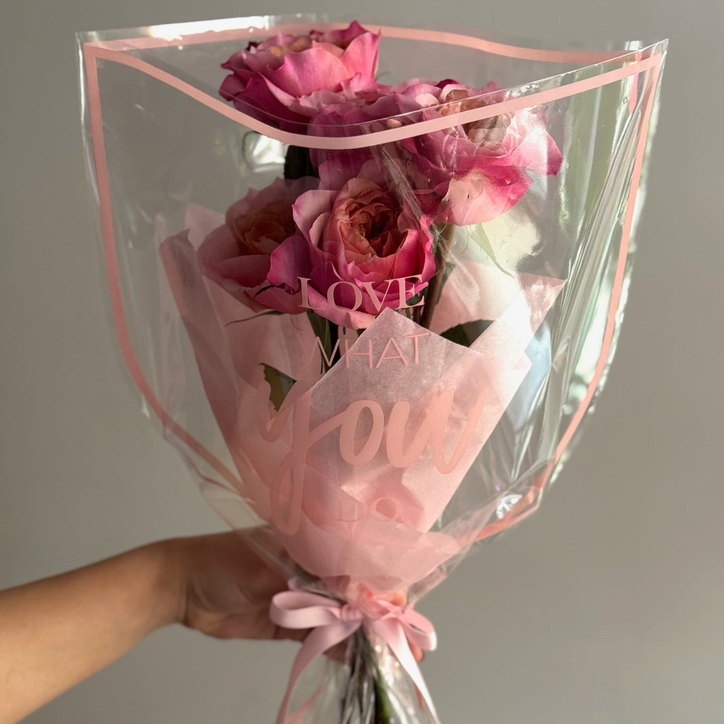 Buchet Miyabi Mini cu 5 trandafiri de grădină în nuanțe de fucsia, Roses & More