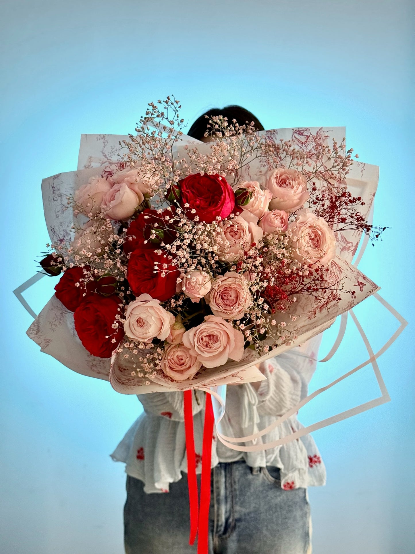 Buchet feeric cu trandafiri roșii și gypsophila
