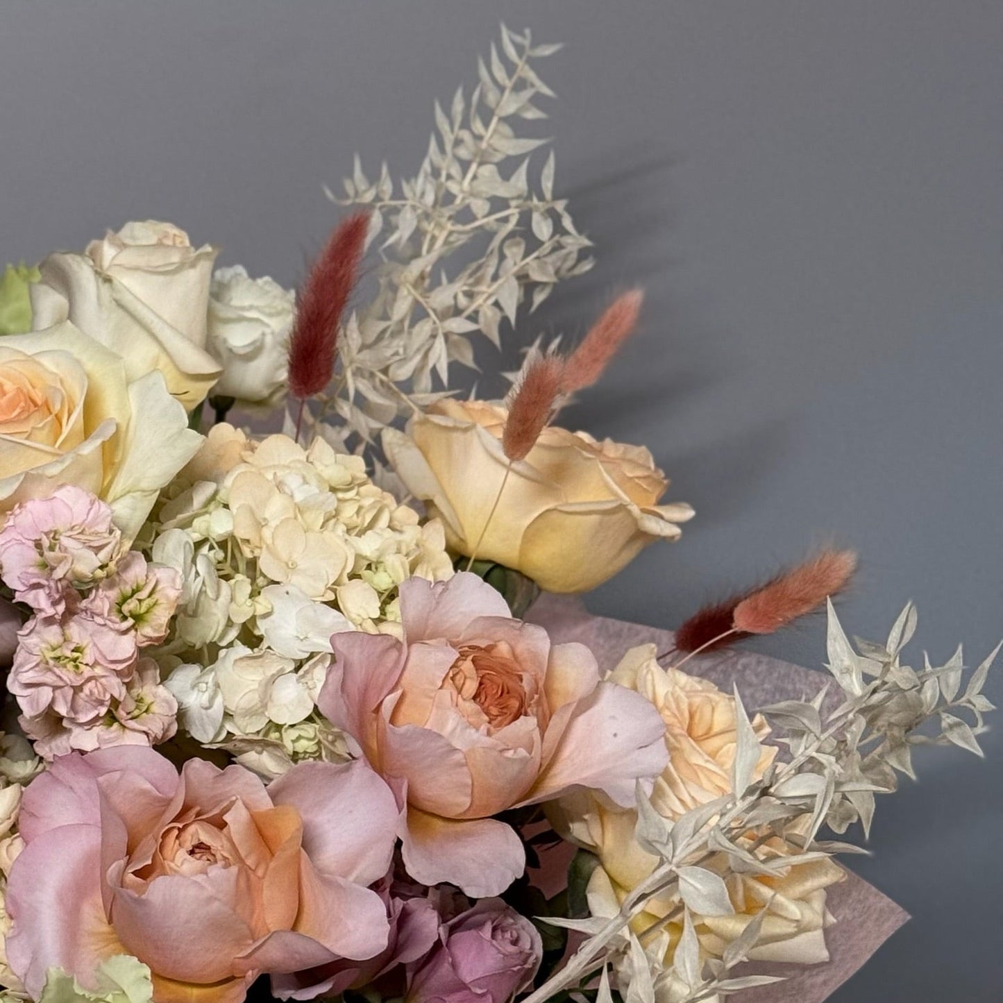 Detaliu Unforgettable Moments – flori parfumate în bej și maro, cu textură naturală