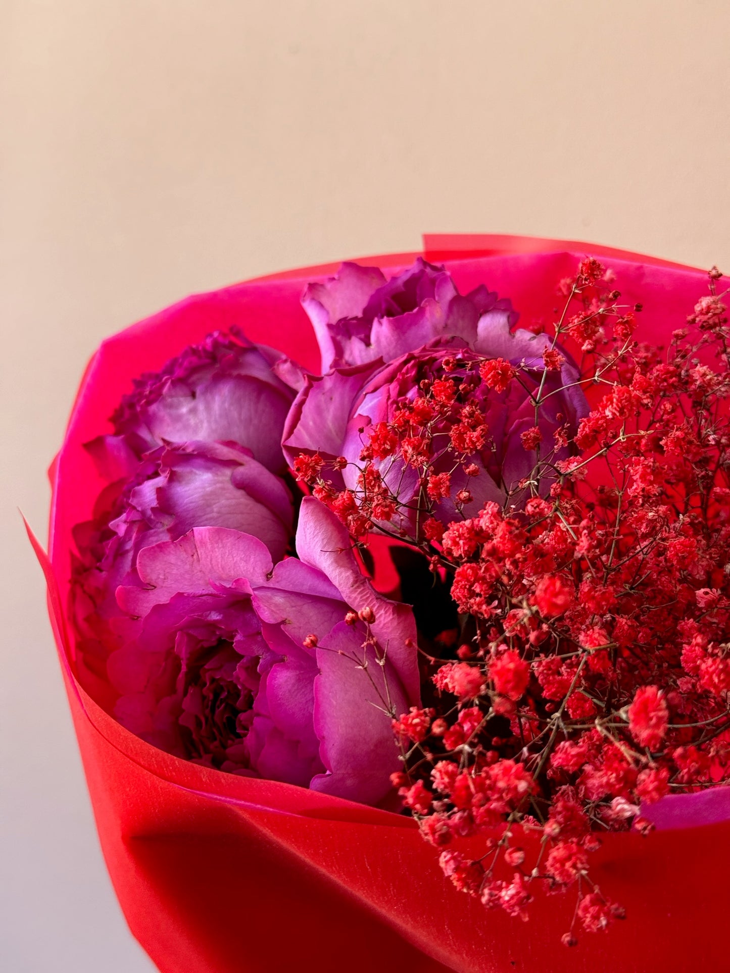 Textură și parfum intens în buchetul Heat of the Summer – flori de vară în tonuri pasionale, Roses & More