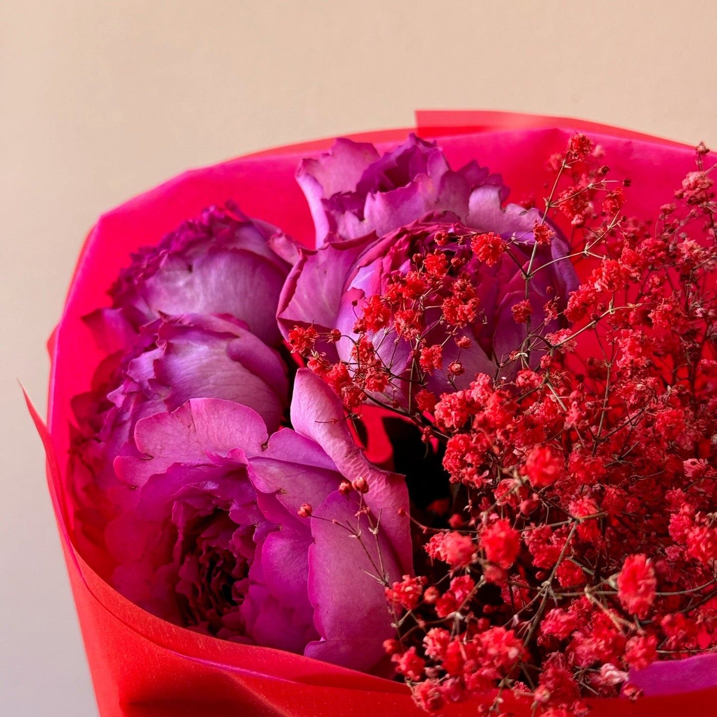 Textură și parfum intens în buchetul Heat of the Summer – flori de vară în tonuri pasionale, Roses & More