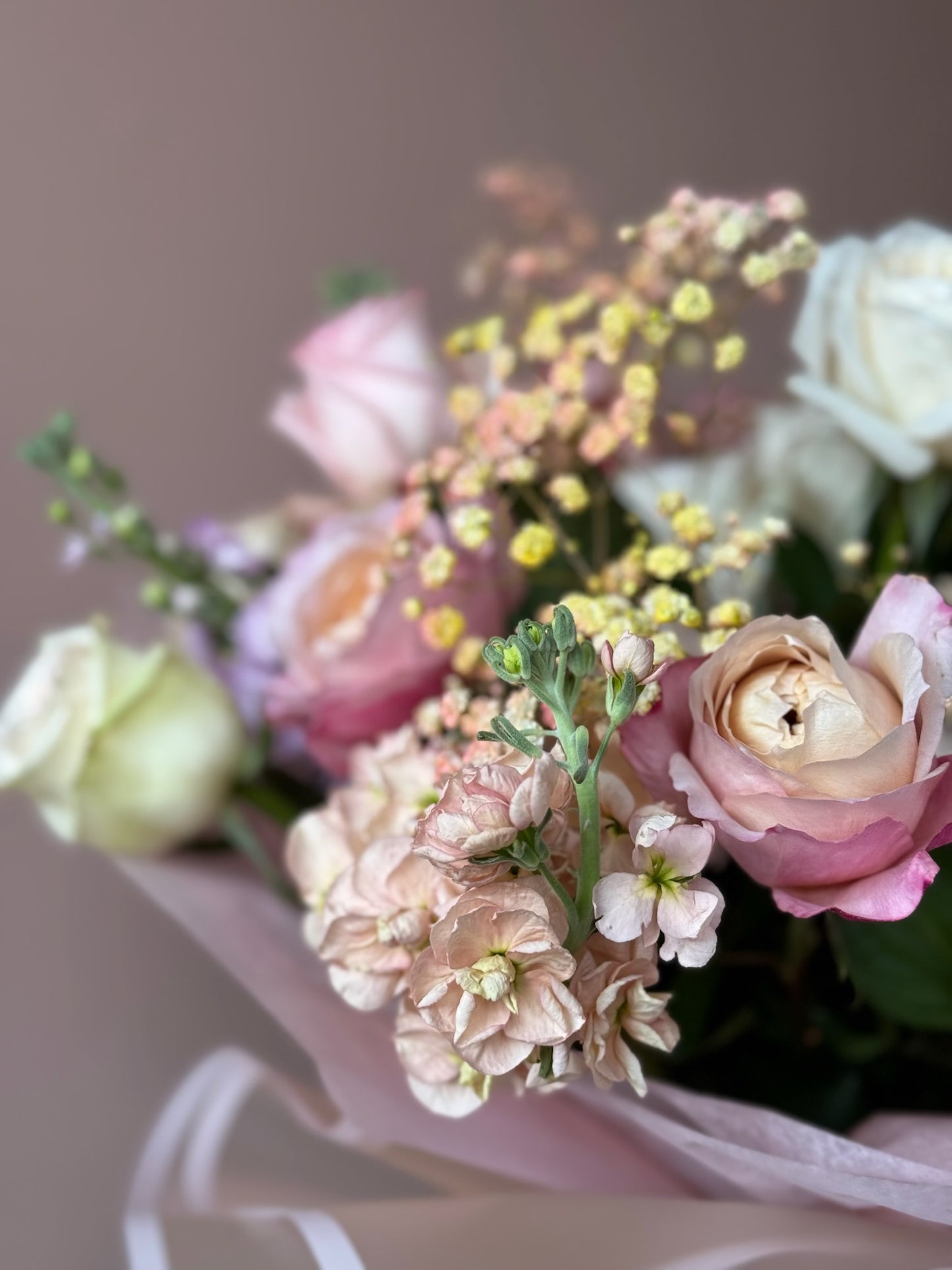 Aranjament floral elegant în tonuri pastel – buchet Pastel Harmony, Roses & More