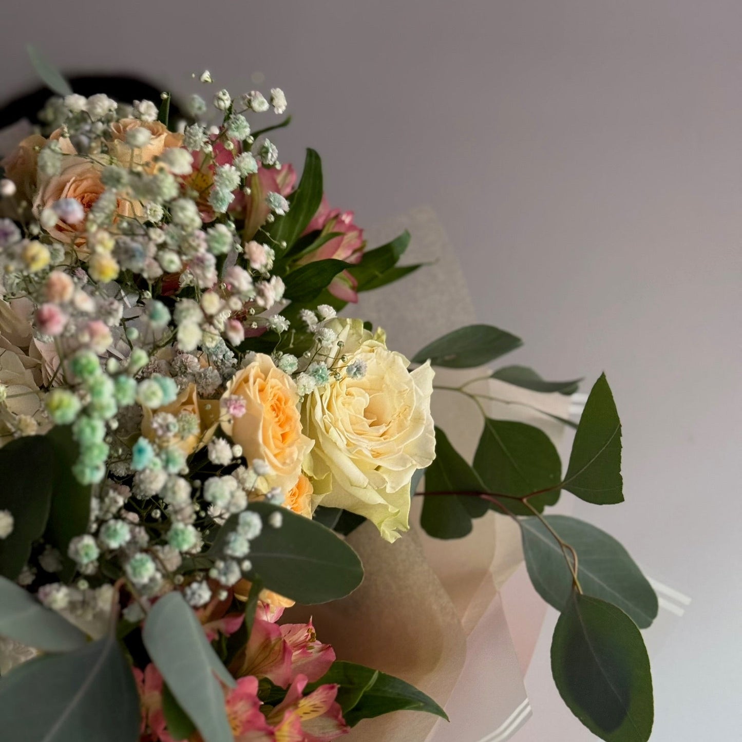 Buchet elegant în nuanțe de peach cu trandafiri, hortensie și eucalipt
