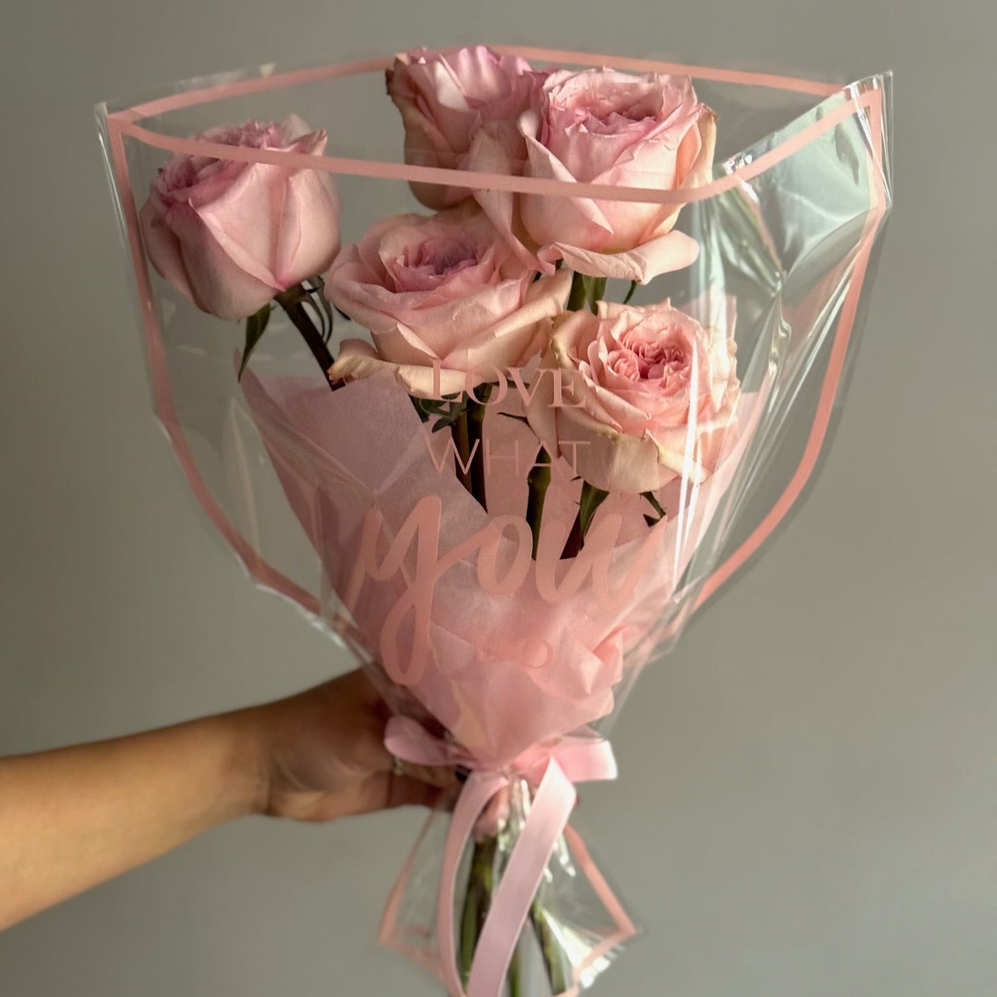 Buchet Pink O’Hara Mini – 5 trandafiri de grădină în ambalaj elegant, Roses & More