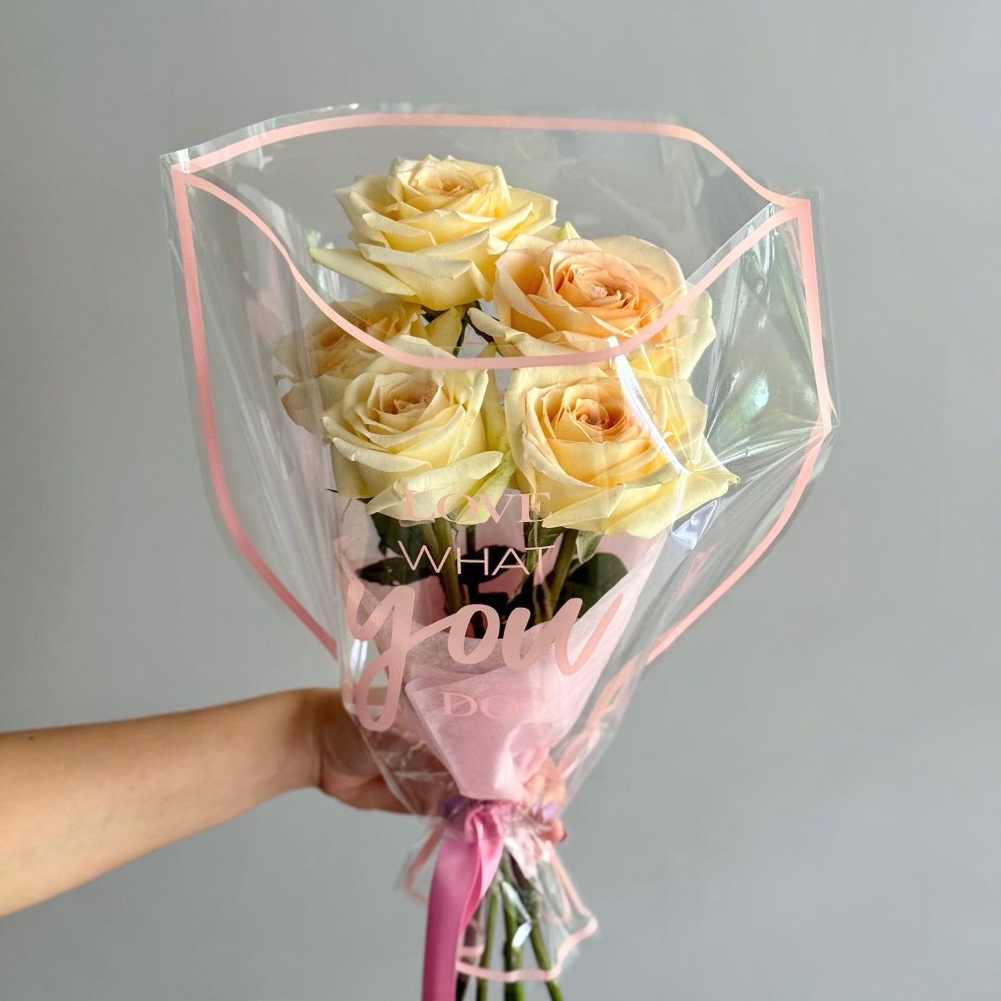Buchet Princess Maya Mini cu 5 trandafiri de grădină parfumați, Roses & More