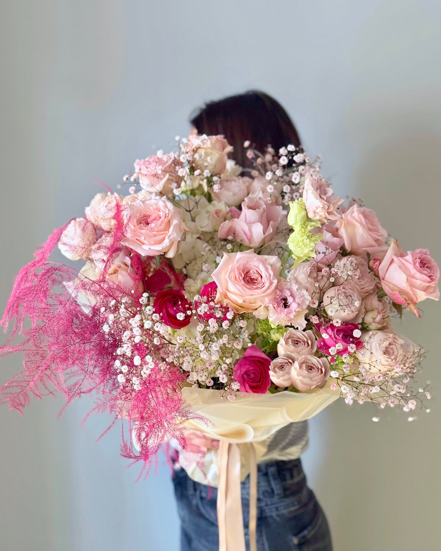 Buchet Princess Peach cu trandafiri roz deschis și accente elegante, Roses & More