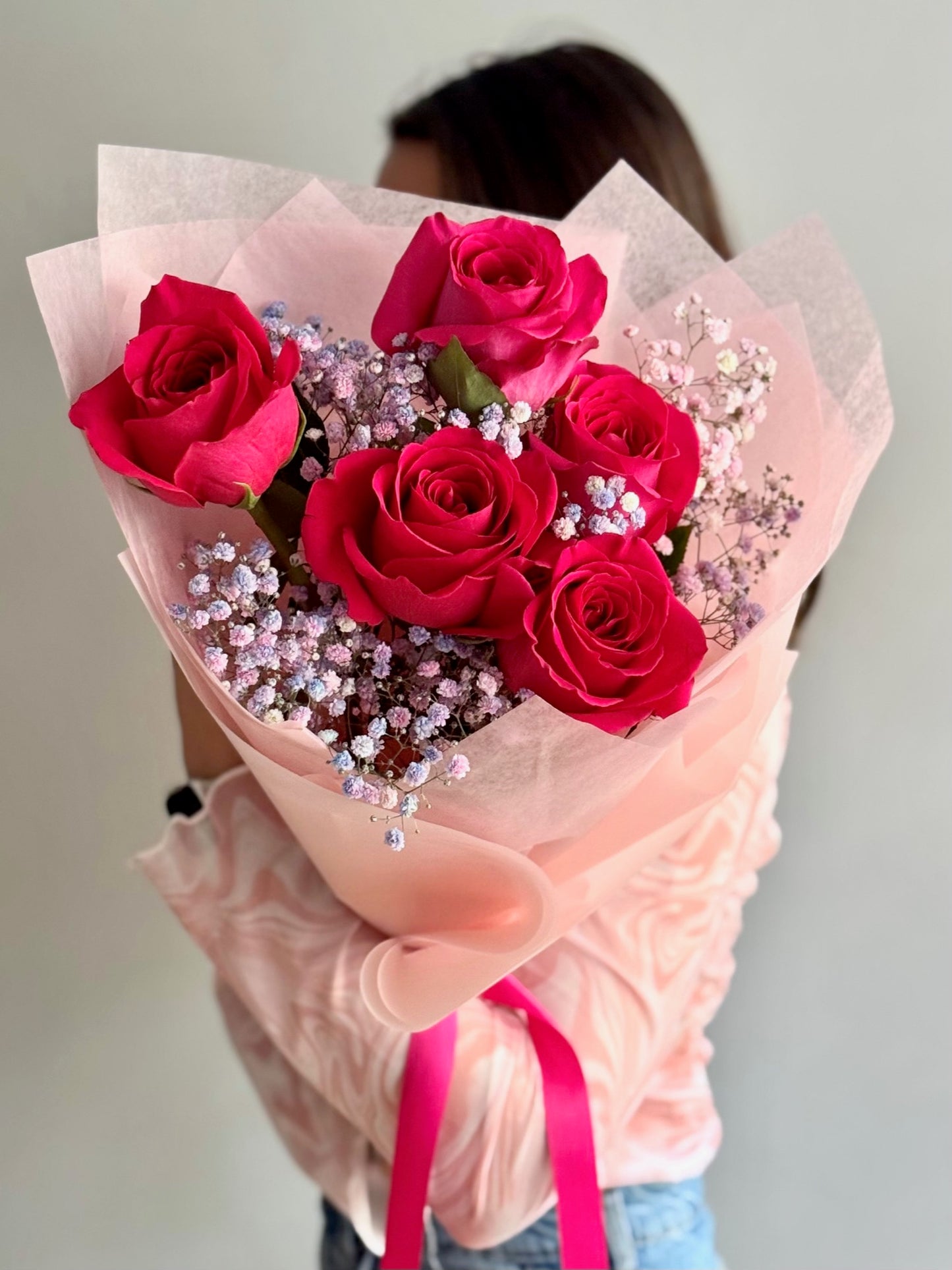 Buchet R&M Fuchsia cu trandafiri Pink Floyd – eleganță vibrantă, Roses & More