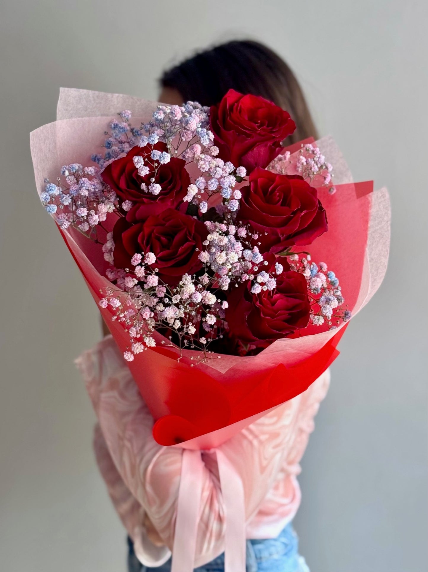 Buchet R&M Red cu trandafiri roșii și gypsophila rainbow, Roses & More