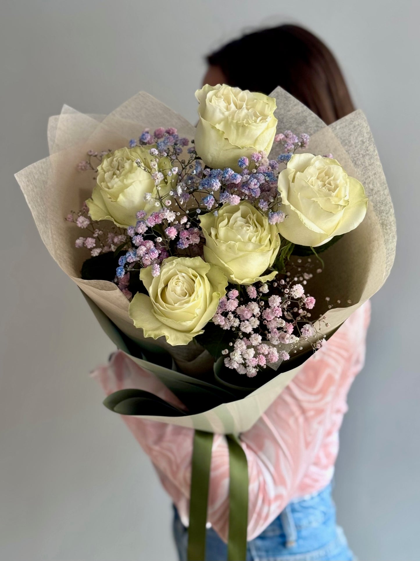 Buchet R&M White cu trandafiri albi Playa Blanca și gypsophila, Roses & More