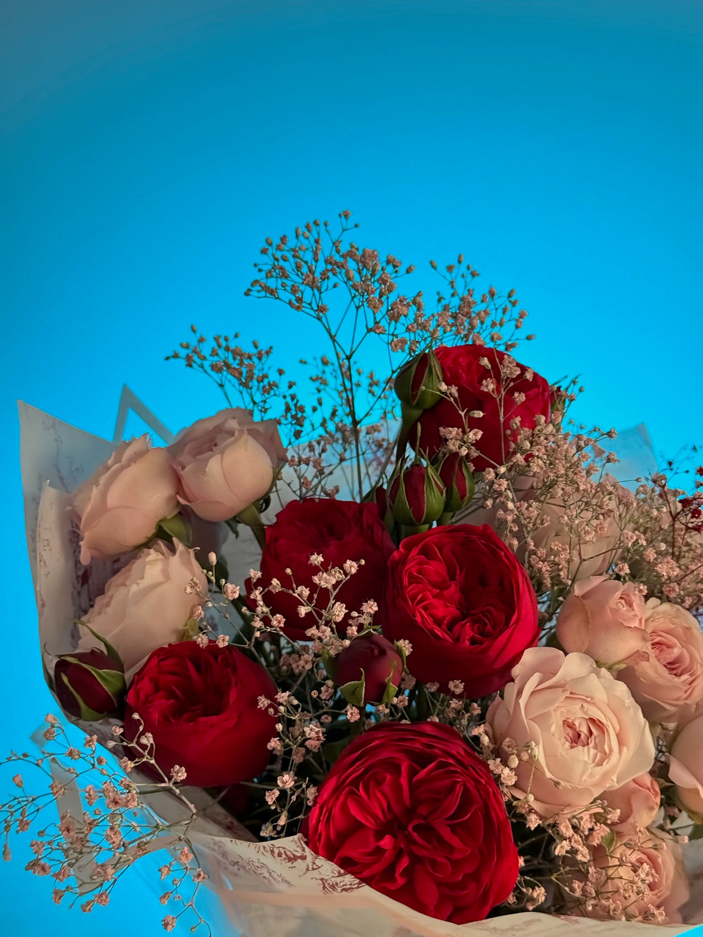 Buchet mystic bloom cu trandafiri de grădină rosii