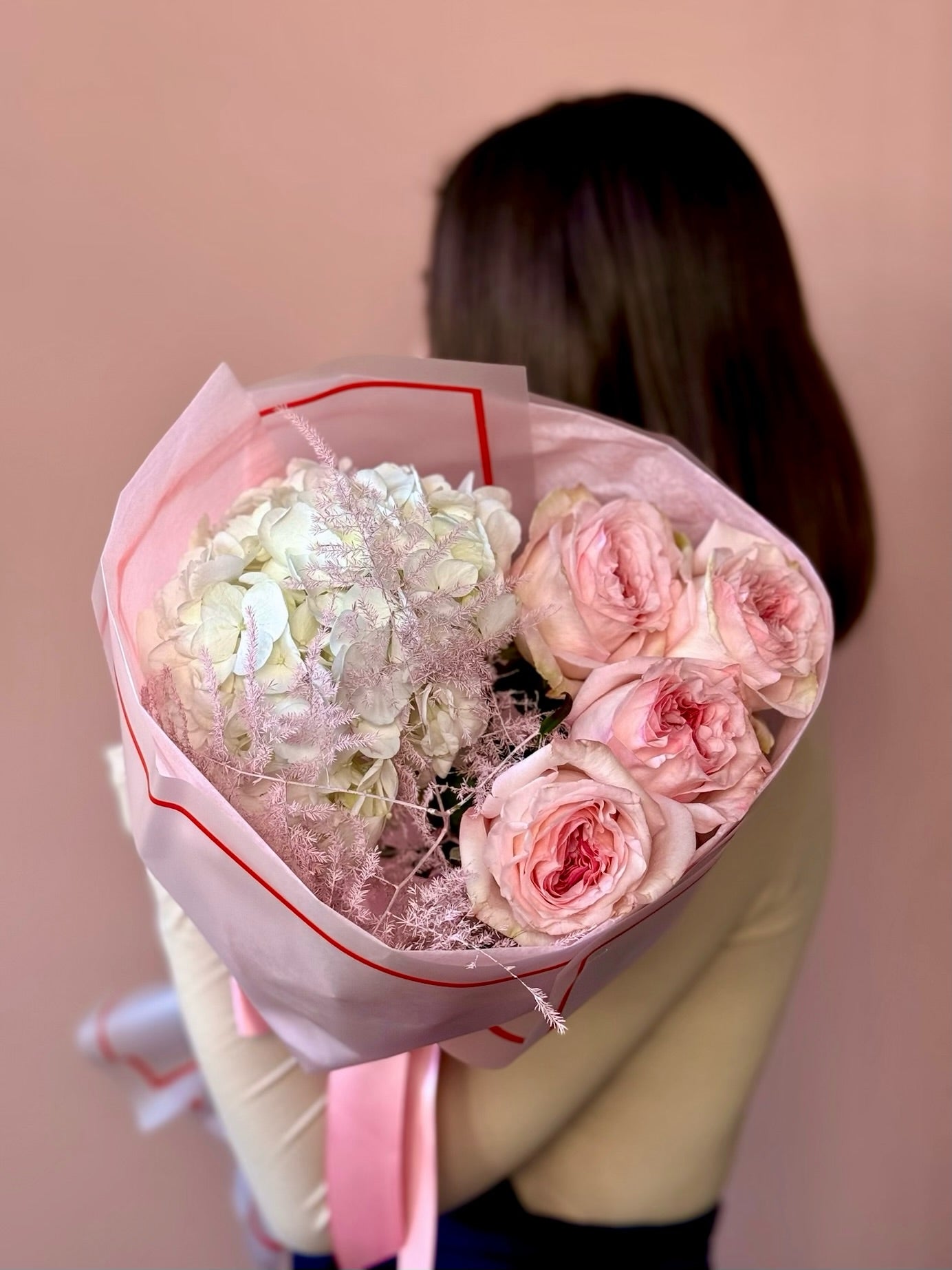 Buchet Rosé Glow cu trandafiri Pink O’Hara și hortensie în nuanțe blush, Roses & More