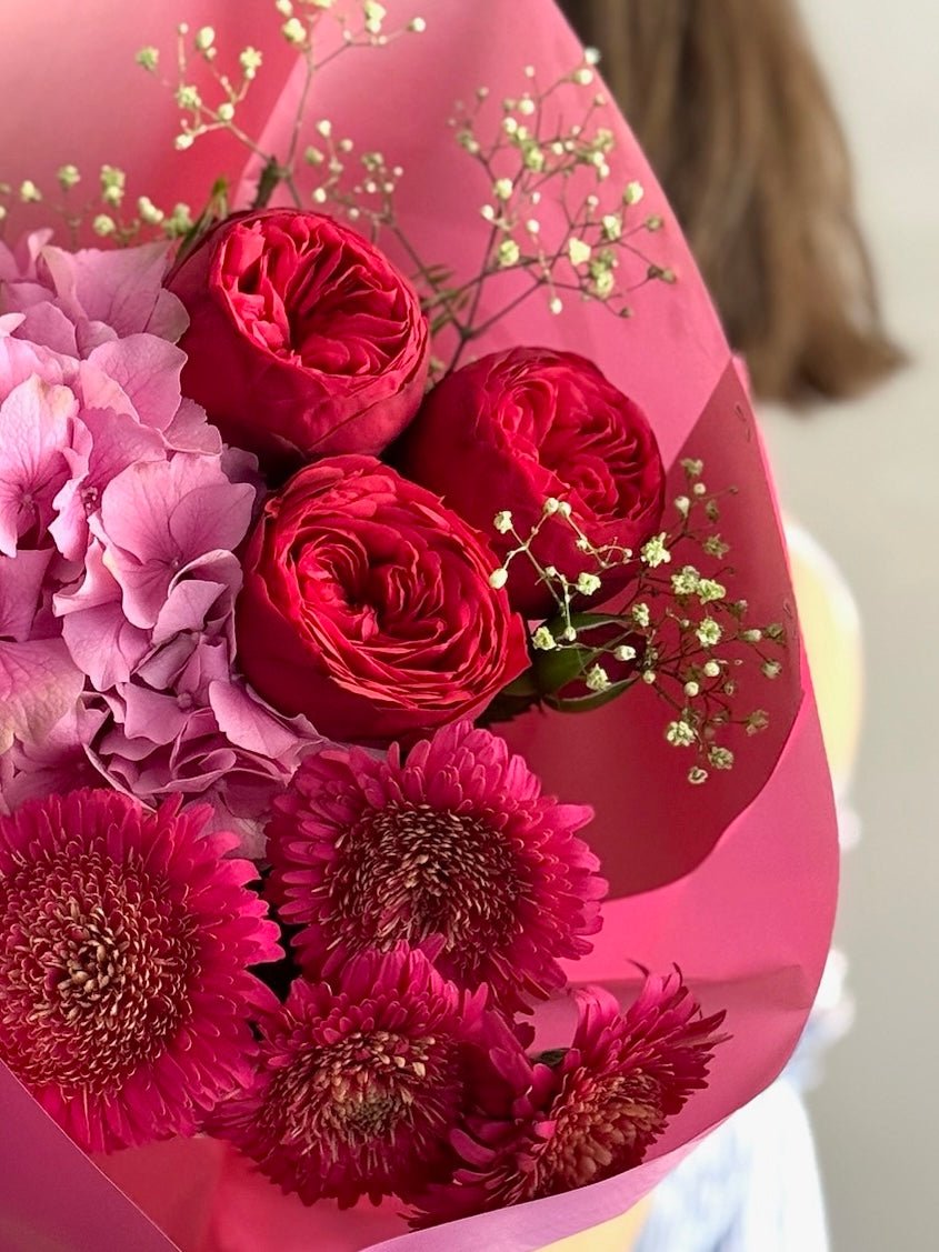 Buchet de flori cu trandafiri roșii și gerbera fucsia