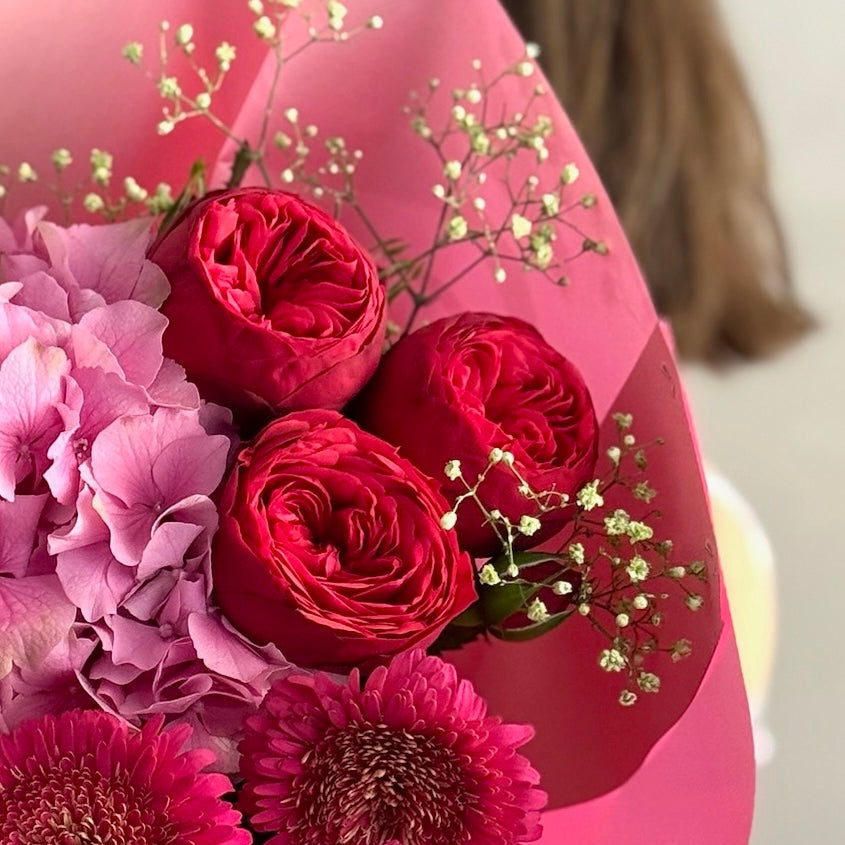 Buchet de flori cu trandafiri roșii și gerbera fucsia