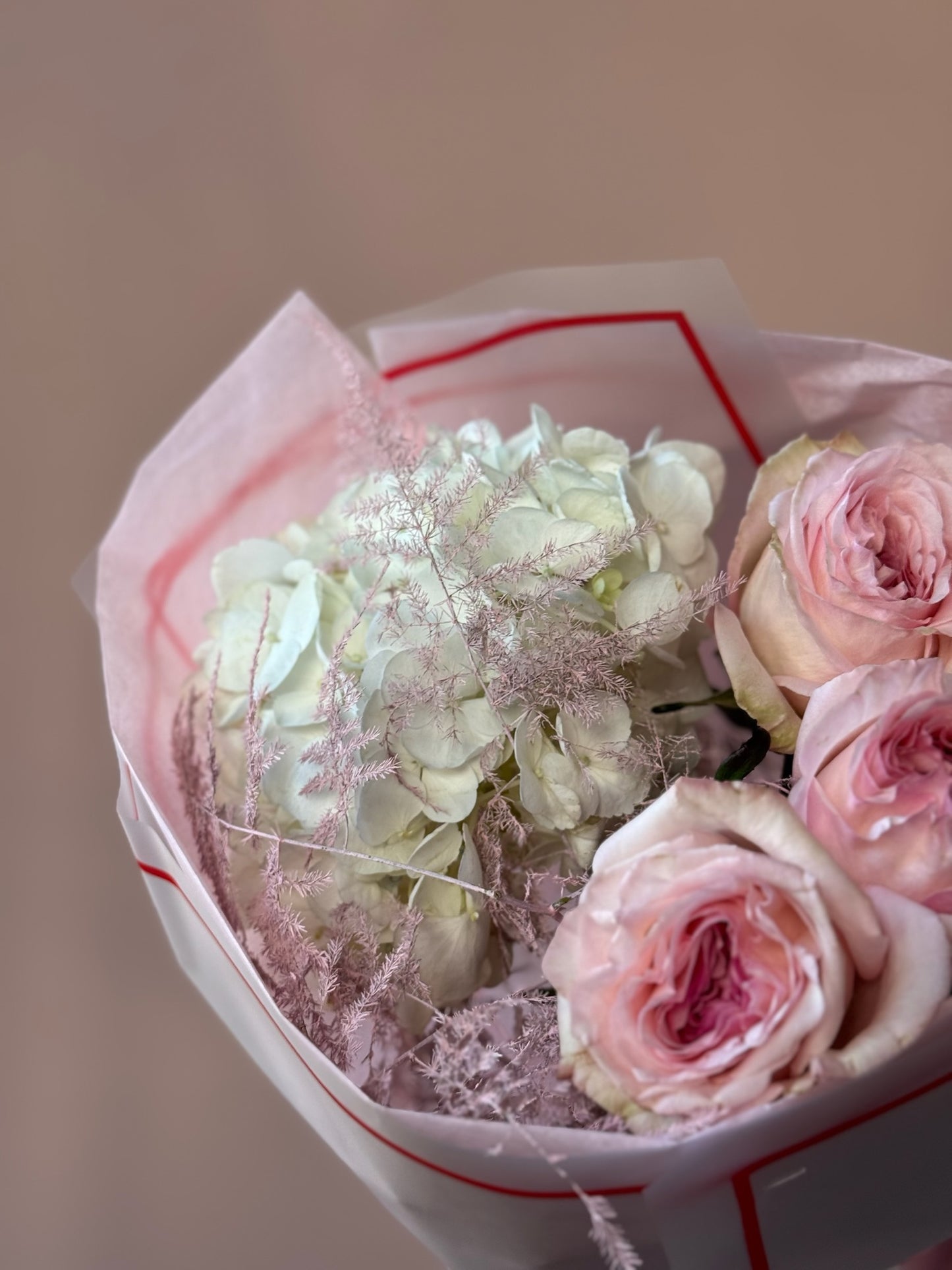 Detaliu buchet Rosé Glow – trandafiri parfumați și hortensie catifelată, Roses & More