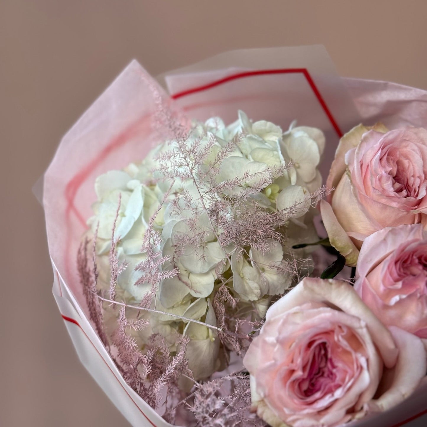 Detaliu buchet Rosé Glow – trandafiri parfumați și hortensie catifelată, Roses & More