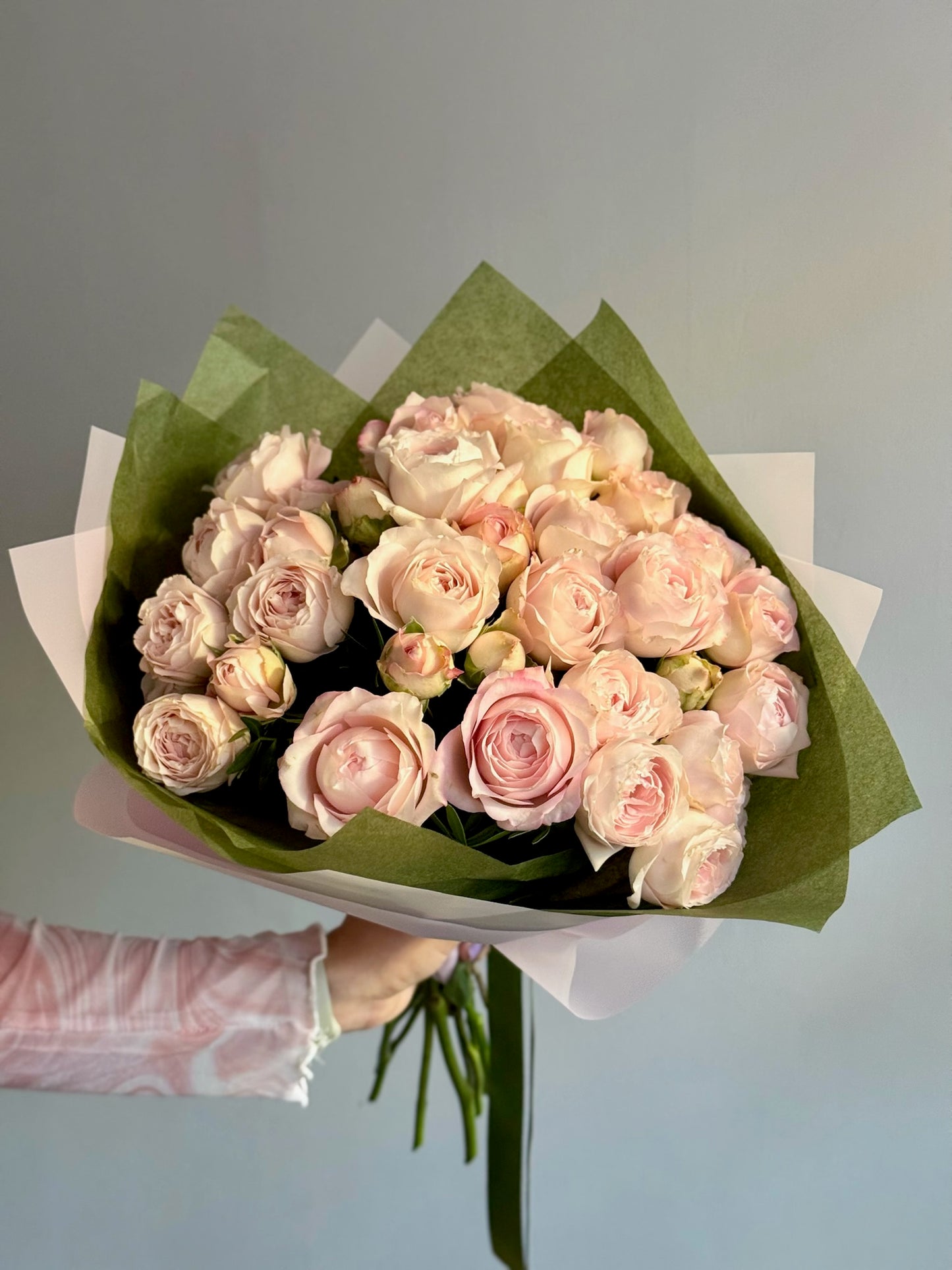Ambalaj Roses & More pentru buchet cu trandafiri spray roz pal, Roses & More