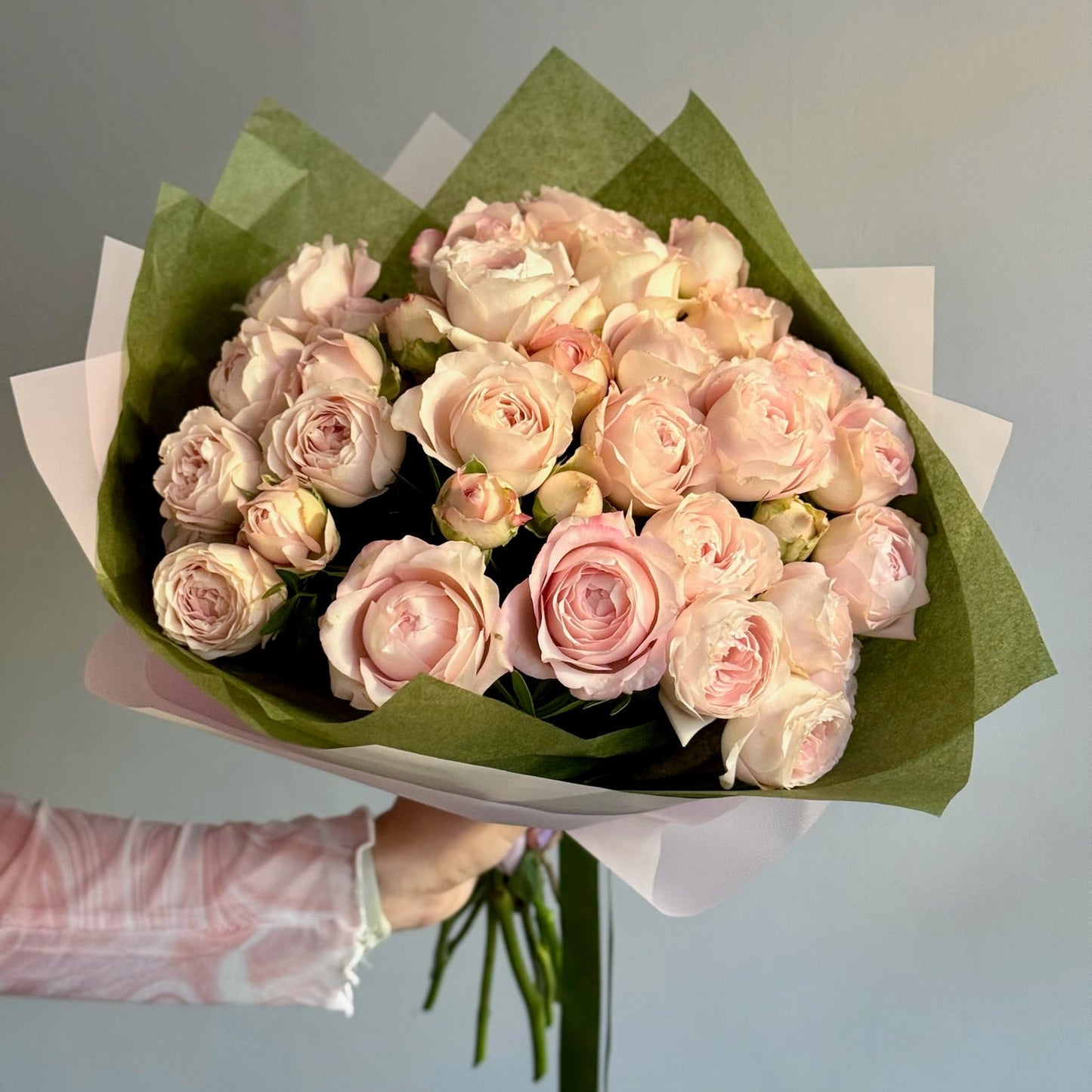Ambalaj Roses & More pentru buchet cu trandafiri spray roz pal, Roses & More